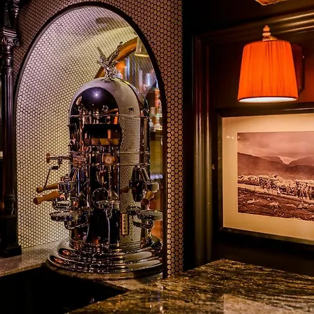 Готель Towers & Leisure Centre Кілларні