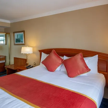 Towers & Leisure Centre Готель