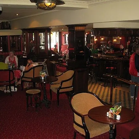 Towers & Leisure Centre Готель