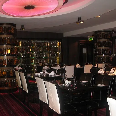 Готель Towers & Leisure Centre Кілларні