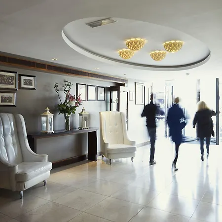 Towers & Leisure Centre Готель