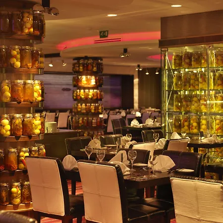 Готель Towers & Leisure Centre