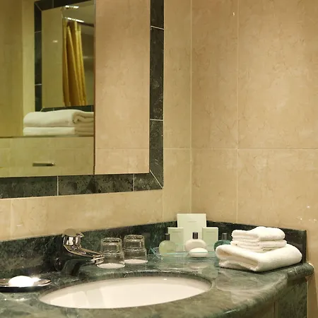 Towers & Leisure Centre Отель