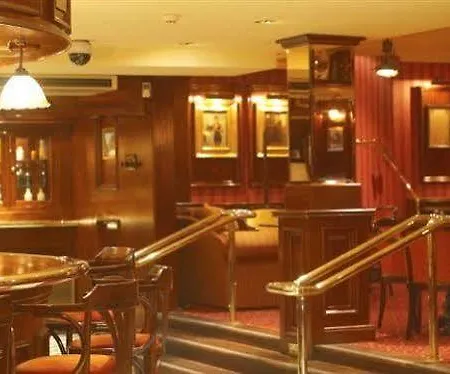 Готель Towers & Leisure Centre Кілларні