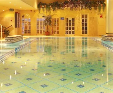 Towers & Leisure Centre 4* Кілларні