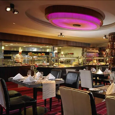 מלון Towers & Leisure Centre 4*