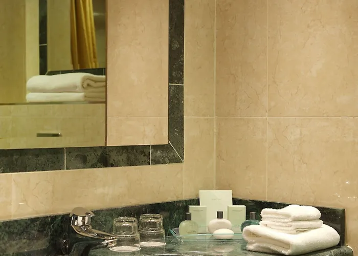 Towers & Leisure Centre Готель