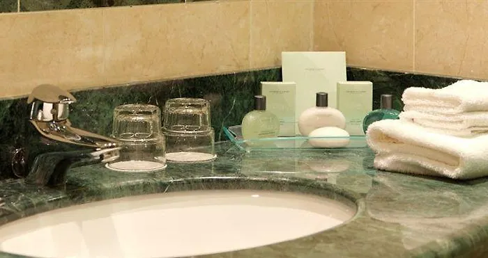 Towers & Leisure Centre Готель 4*