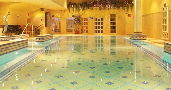 Towers & Leisure Centre 4* Кілларні